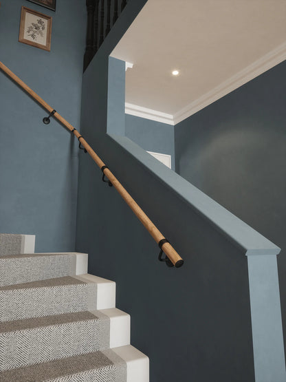 Stoneleigh Red Oak Single Winder Handrail with Kineton Matt Black brackets