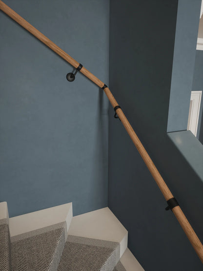 Stoneleigh Red Oak Single Winder Handrail with Kineton Matt Black brackets