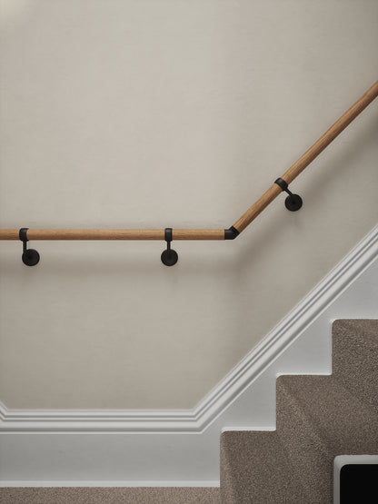 Stoneleigh Red Oak T-shape handrail with matt black wall brackets at the turn